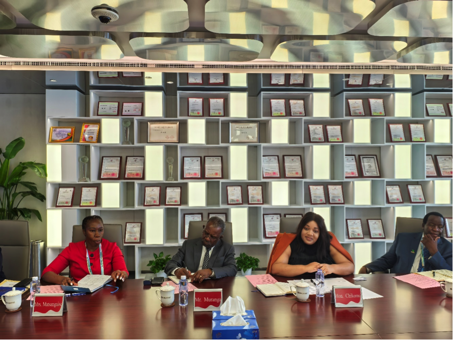 津巴布韦副外长到访今年会集团总部